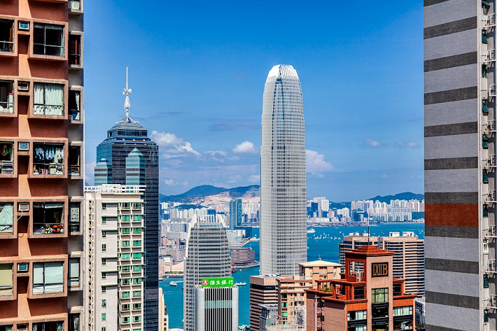 全球竞争力最新排名：香港升至第五！